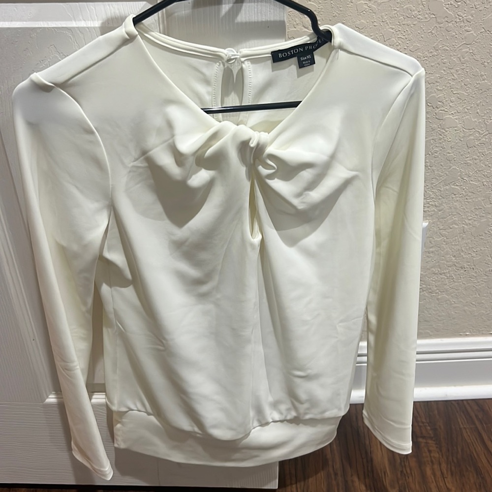 Boston proper out of stock blouse size XS Brand New . Long sleeves. Off white